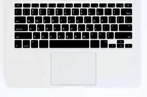 Eine Laptop Tastatur Auf Einem Weißen Holztisch Ansicht Von Oben — Stockfoto