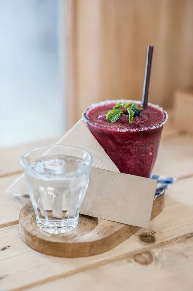 Batido Arándanos Sobre Mesa Tarjeta Blanco Punto Enfoque Suave —  Fotos de Stock