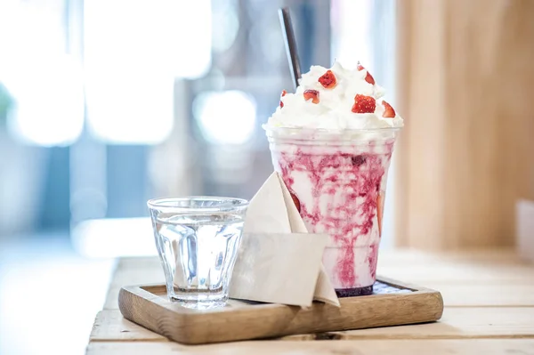 Batido Fresa Sobre Mesa Con Tarjeta Blanco Punto Enfoque Suave —  Fotos de Stock