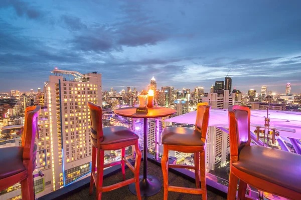 BANGKOK, THAILAND - 3 Haziran 2015 'te Bangkok, Tayland' da 11. Sukhumvits 'de Fraser Suites' in 33 rd katındaki Sukhumvit 'in Sukhumvit' inde Sukhumvit 'in Sukhumvit' i titreten bir çatı barı ve restoran.