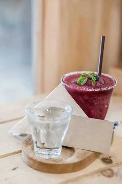 Batido Arándanos Sobre Mesa Tarjeta Blanco Punto Enfoque Suave —  Fotos de Stock