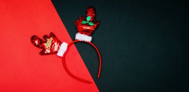 Noel konsepti. Noel hediye kutusunun en üst görüntüsü ladin dalları, noel bandı ve kırmızı ve siyah arka planda çan..
