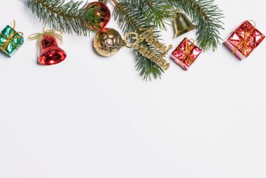 Noel hediyesi kutusu süslemeli beyaz arka planda duruyordu. Mutlu yıllar arkaplan ve arkaplan, kopyalama alanı, üst görünüm