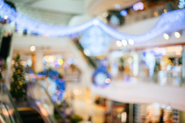Bulanık noel afişi, ağaç, bokeh arkaplan. Alışveriş merkezindeki bulanık arkaplan.