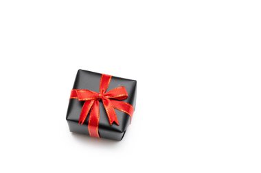 Yeni yıl konsepti, Noel. Beyaz arkaplanda izole edilmiş bir hediye kutusu.