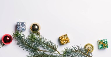 Noel hediyesi kutusu süslemeli beyaz arka planda duruyordu. Mutlu yıllar arkaplan ve arkaplan, kopyalama alanı, üst görünüm