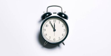 Beyaz arka planda siyah çalar saat. Yakın çekim. en üstteki görünüm.