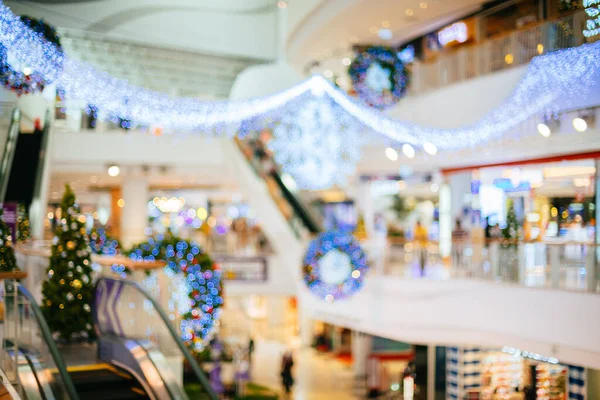 Bulanık noel afişi, ağaç, bokeh arkaplan. Alışveriş merkezindeki bulanık arkaplan.