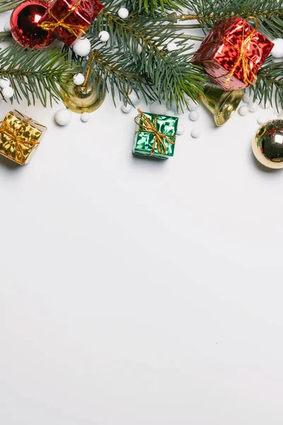 Χριστουγεννιάτικο Κουτί Δώρου Επίπεδη Θέσει Λευκό Φόντο Διακόσμηση Ευτυχισμένο Νέο — Φωτογραφία Αρχείου