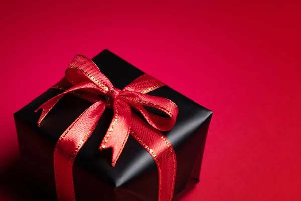 Vista Superior Caixa Presente Natal Preto Com Fitas Vermelhas Pretas — Fotografia de Stock