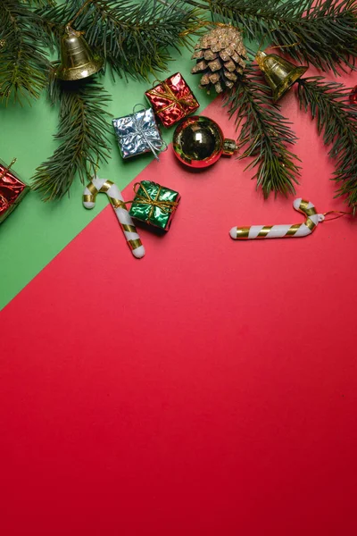 Концепция Рождества Вид Сверху Рождественской Подарочной Коробки Разноцветные Шары Ветвями — стоковое фото