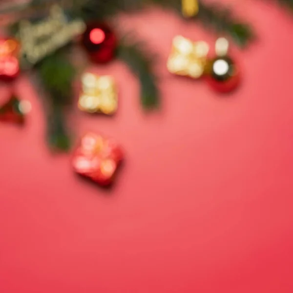 Концепция Рождества Вид Сверху Рождественской Подарочной Коробки Разноцветные Шары Ветвями — стоковое фото