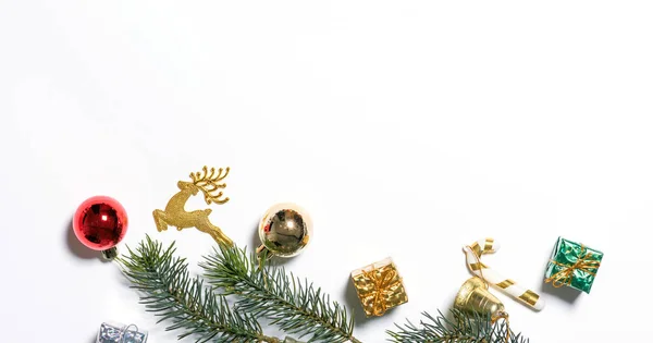 Caja Regalo Navidad Plana Sobre Fondo Blanco Con Decoración Feliz — Foto de Stock