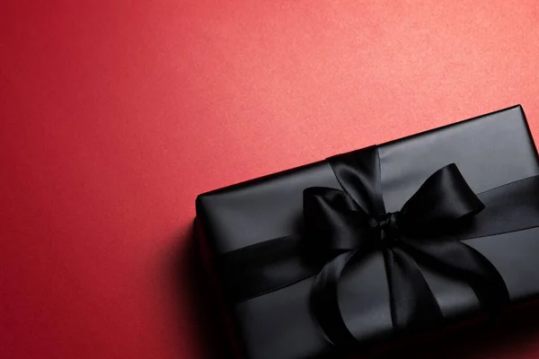 Vista Superior Caixa Presente Natal Preto Com Fitas Vermelhas Pretas — Fotografia de Stock