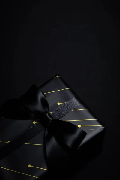 Вид Сверху Черной Подарочной Коробки Черными Лентами Изолированными Черном Фоне — стоковое фото