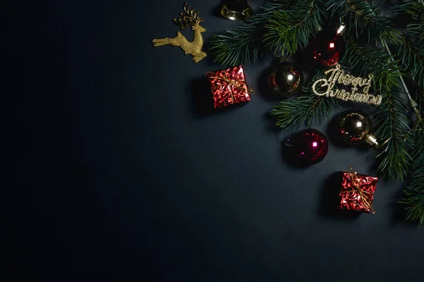 Концепция Рождества Вид Сверху Рождественской Подарочной Коробки Разноцветные Шарики Ветвями — стоковое фото