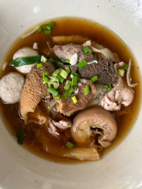 Tayland eriştesi ve sığır eti