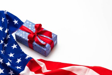 Gaziler Günü konseptin kutlu olsun. Arkaplanda hediye kutusu olan Amerikan bayrakları. 11 Kasım.