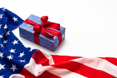 Gaziler Günü konseptin kutlu olsun. Arkaplanda hediye kutusu olan Amerikan bayrakları. 11 Kasım.