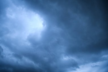Yağmurlu bir günde doğal ışıkla süzülen fırtına bulutları. Bulut manzarası, mavi gökyüzünün üzerindeki bulutlu hava. Beyaz ve gri bulutlar manzaralı çevre arkaplanı.