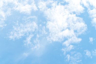 Mavi gökyüzünde güzel beyaz tüylü bulutlar. Güneşli bir günde beyaz bulutların doğa arkaplanı.