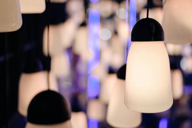 Dijital yaşam konsepti. Bokeh arka planında renkli ampuller.