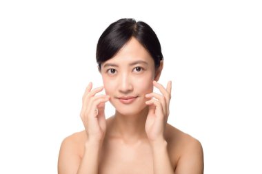 Güzel, genç Asyalı bir kadının portresi temiz, çıplak deri konsepti. Asyalı güzel kız yüz bakımı, cilt bakımı, sağlık bakımı, yüz bakımı, mükemmel cilt, beyaz arka planda doğal makyaj..