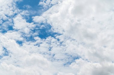 Mavi gökyüzünde güzel beyaz tüylü bulutlar. Güneşli bir günde beyaz bulutların doğa arkaplanı.