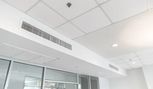 Mennyezeti Szerelt Kazetta Típusú Légkondicionáló Modern Lámpa Fény Fehér Mennyezeten — Stock Fotó