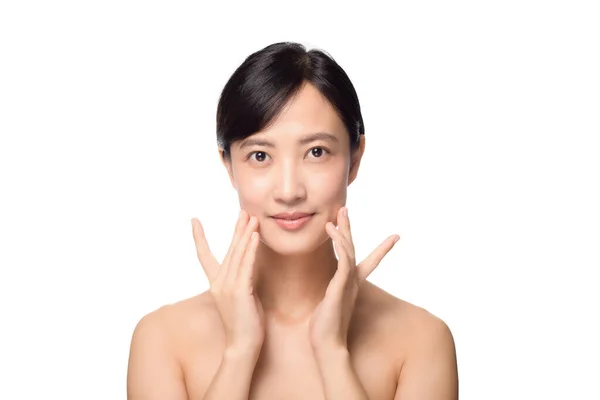 美丽的年轻亚洲女人的肖像洁净新鲜裸露的肌肤概念 亚洲女孩美容美发面对肌肤护理与健康 面部护理 完美肌肤 白种人的自然妆容 — 图库照片