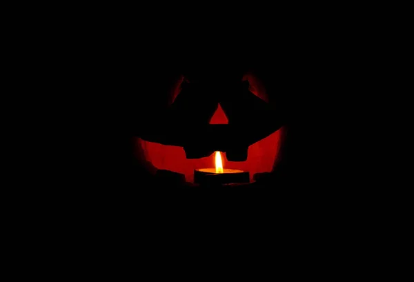 Calabaza Halloween Con Una Vela Brillante Vista Cerca — Foto de Stock
