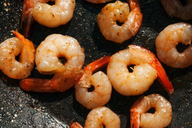 Izgarada kızarmış karides, yakın çekim.