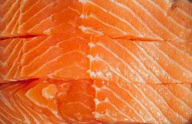 Üç parça kırmızı balık, arka plan. Çiğ somon. Tam çerçeve. 