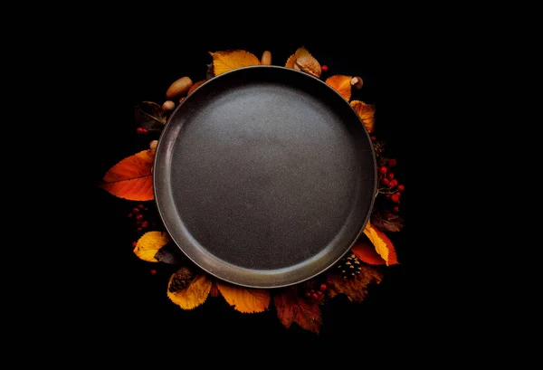 Asztal Üres Lemez Díszítése Narancs Levelek Teasütemények Bogyók Elszigetelt Fekete — Stock Fotó