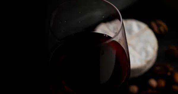 Dunkler Verschwommener Hintergrund Wein Käse Keine Fokussierung — Stockfoto