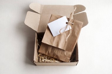 Açık arkaplanlı bir kutuda kahverengi Kraft Kağıtlar. Paketleme şablonu modellemesi. 