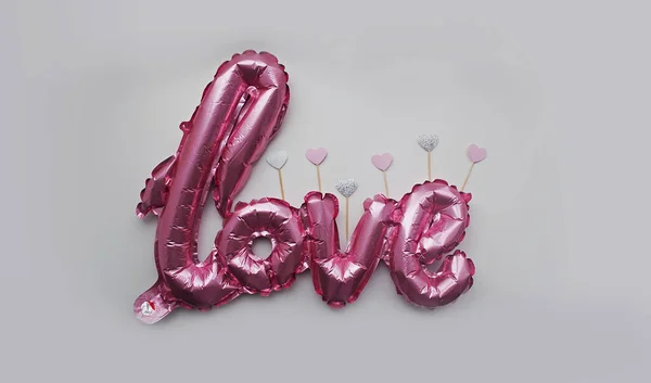 Różowy Balon Napisem Miłość Szarym Tle Widok Góry Koncepcja Świętowania — Zdjęcie stockowe
