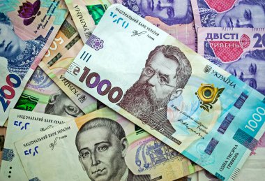 Ukrayna hrivniası, arka plan. Üst manzara, tam kare. Hryvnia değerleri 1000, 500, 200.