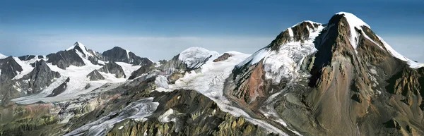Monte Mkhinvartsveri (Monte Kazbek). 5044 m. Ghiacciaio Gergeti . — Foto Stock