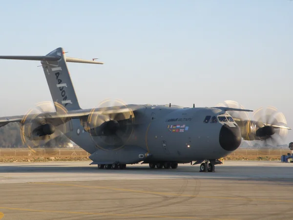 軍用輸送機 a400m のタキシング — ストック写真