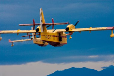 Yangın söndürme Canadair uçak cl215