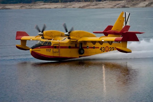 AEREO DI CANADAIR ESTINGUENTE AL FUOCO CL215 — Foto Stock