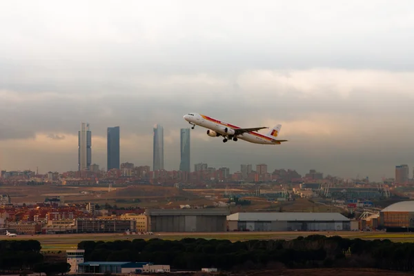 AIRPLANE TAKE-OFF BARAJAS AIRPORT — Stock Photo, Image