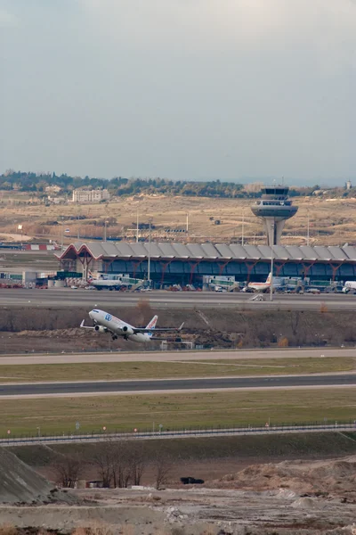 AIRPLANE TAKE-OFF BARAJAS AIRPORT — Stock Photo, Image