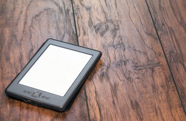 eReader ahşap zemin üzerinde