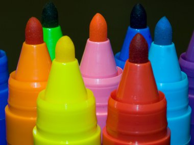 renkli keçeli kalemler