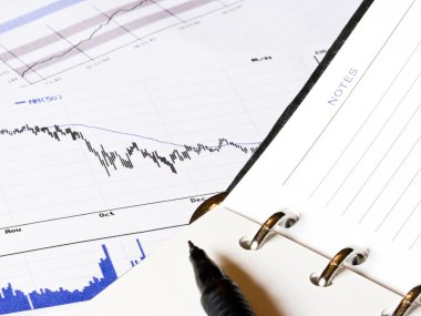 düşen ekonomi grafik ve not defteri