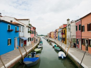 Burano Adası kanal renkli evleri, Venedik ile