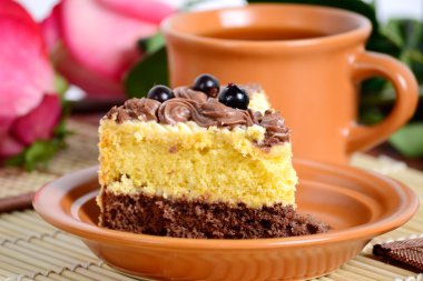 kuş üzümü ile pasta