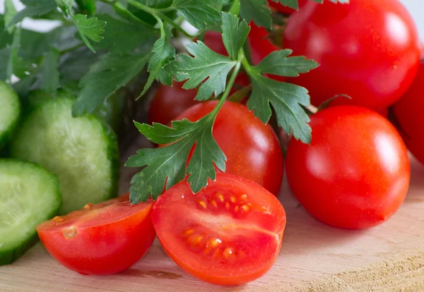 Tomates aux concombres et au persil — Photo